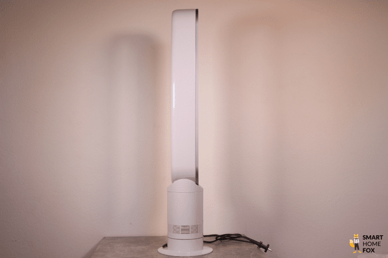 Der Dyson Cool AM07 Turmventilator steht seitlich im Profil